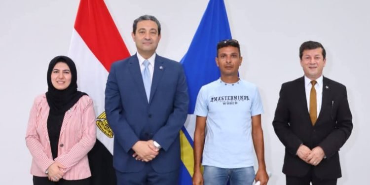 محافظ دمياط يُسلم عدد من عقود تقنين أراضى الدولة