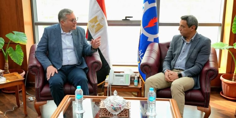 وزير البترول يبحث مع محافظ السويس سبل التعاون المشترك