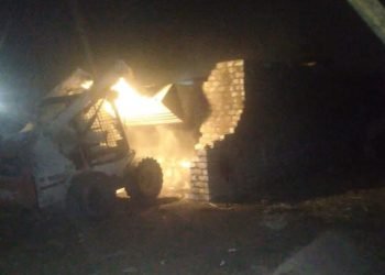 إيقاف أعمال وإزالة بناء مخالف في المهد شمال الأقصر