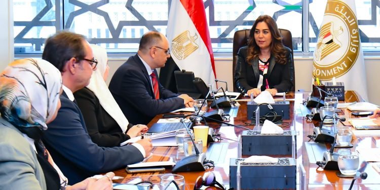 وزيرة التنمية المحلية تبحث مع وزيرة البيئة استعدادات مصر لقمة المناخ