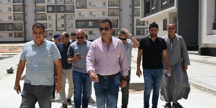 وزير الإسكان يتابع تنفيذ 4761 وحدة بمبادرة سكن لكل المصريين