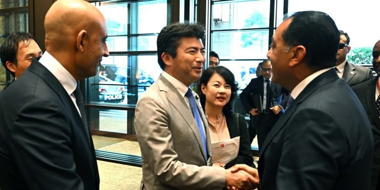 رئيس الوزراء يلتقي وزير الدولة للاقتصاد والتجارة والصناعة الياباني
