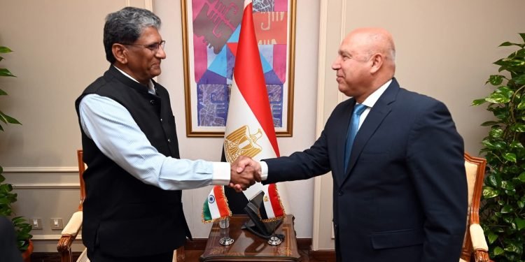 وزير الصناعة والنقل يبحث مع سفير الهند التعاون المستقبلي