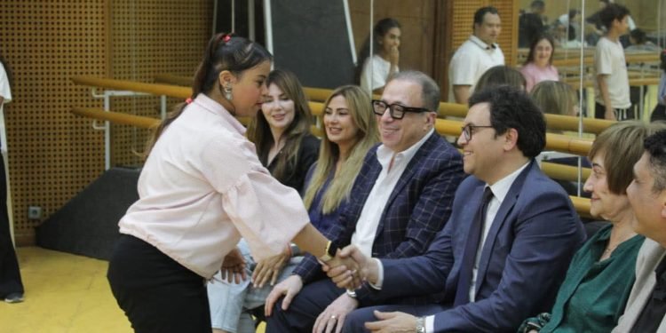 وزير الثقافة يشهد البروفات التحضيرية لافتتاح ملتقى “أولادنا” بدار الأوبرا المصرية