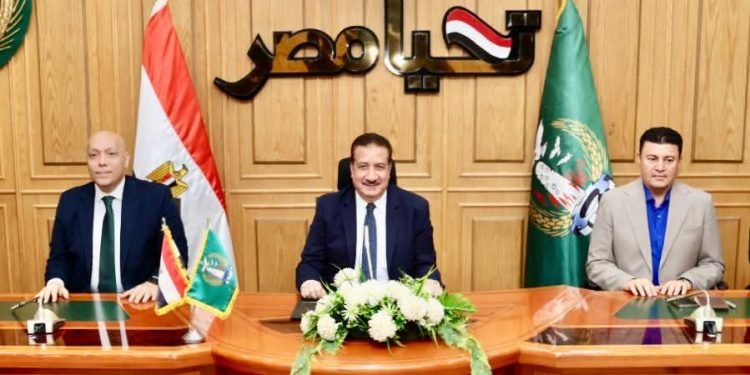 محافظ المنوفية يتابع خطط الاستثمار ويشدد على رضا المواطن