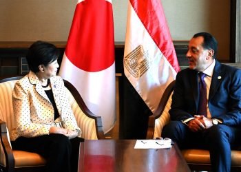 رئيس الوزراء يلتقي محافظ طوكيو لبحث مجالات التعاون المشترك