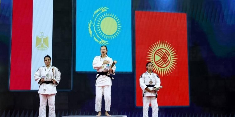 وزير الرياضة يهنئ أمنية السيد لحصولها على فضية الجائزة الكبرى لجودو المكفوفين