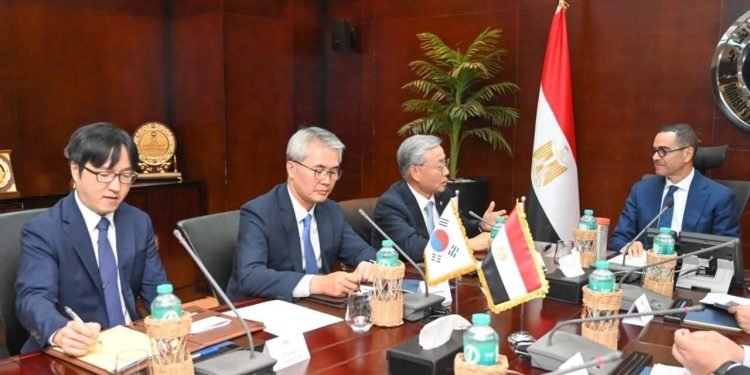 وزير الاستثمار يبحث مع سفير كوريا الجنوبية تعزيز العلاقات الاقتصادية المشتركة