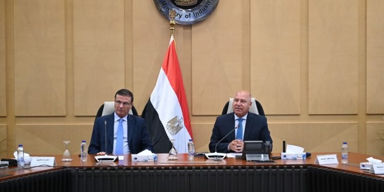 وزيرا الصناعة والزراعة يبحثان توطين الكتان وتصنيع الزبيب لتعزيز الصناعات