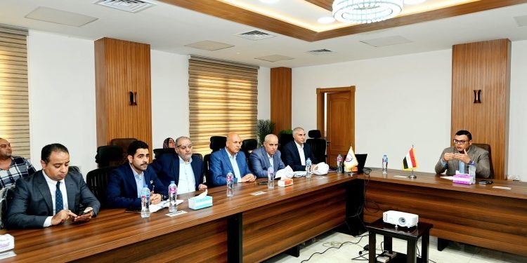 وزير الإسكان يتابع ملف تقنين الأراضي بمدينتي العبور الجديدة والشروق