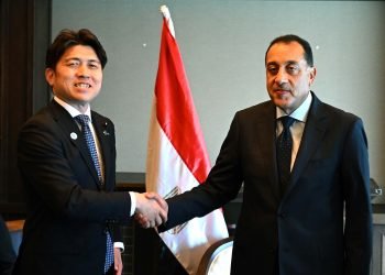 رئيس الوزراء يلتقى وزير الأراضي والبنية التحتية والسياحة والنقل الياباني