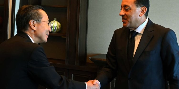 رئيس الوزراء يلتقي الرئيس والمدير التنفيذي لمنظمة اليابان للتجارة الخارجية