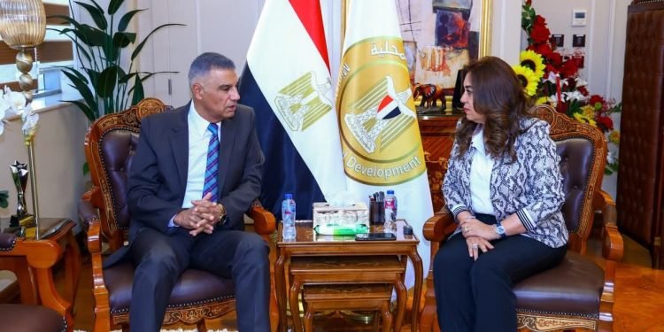 وزيرة التنمية تتابع مع محافظ أسوان مشروعات حياة كريمة