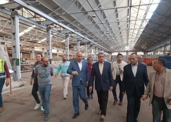 وزير الإنتاج الحربي يتابع بشبرا تصنيع أول منتج مصري خالص