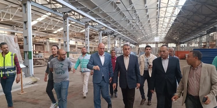 وزير الإنتاج الحربي يتابع بشبرا تصنيع أول منتج مصري خالص