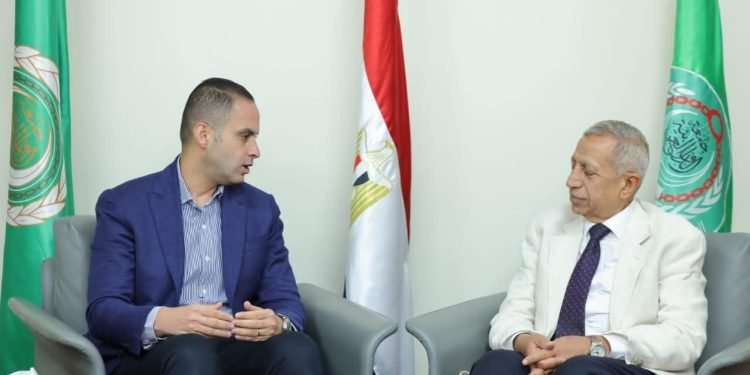 نائب وزير الصحة يبحث مع الأكاديمية العربية التعاون لتدريب الكوادر