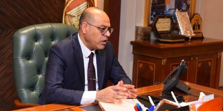 وزير العمل: إيقاف مفتشين وإحالتهما للنيابة بتهمة تلقي رشوة من شركة إلحاق عمالة