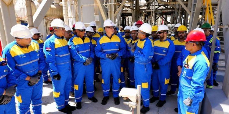 وزير البترول يواصل جولاته لتعظيم إنتاج البتروكيماويات وتحقيق قيمة اقتصادية