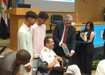 وزير السياحة يكرم البطل ولاء حافظ بعد تحطيمه الرقم القياسي للبقاء تحت الماء