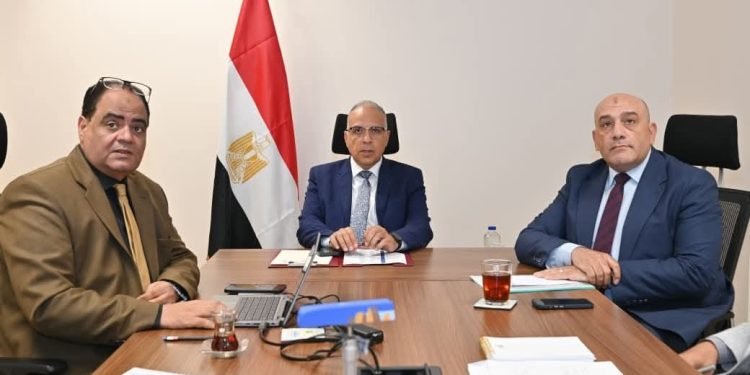 وزير الري يتابع نهر النيل وجهود إزالة التعديات واستلام الأراضي
