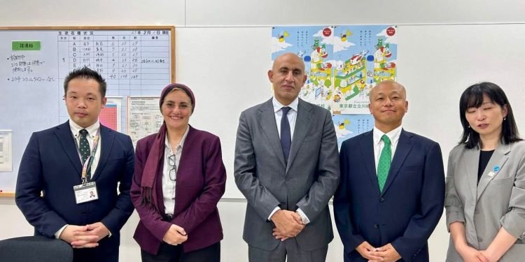 وزير التربية والتعليم يتفقد مدرسة بطوكيو لدعم الطلاب المتسربين نموذجاً رائداً