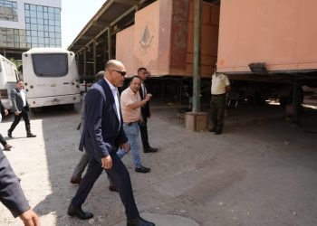 وزير العمل يتفقد وحدتي تدريب مهني متنقلة قبل انطلاقهما غدًا في قرى محافظة الغربية