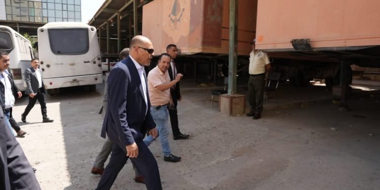 وزير العمل يتفقد وحدتي تدريب مهني متنقلة قبل انطلاقهما غدًا في قرى محافظة الغربية
