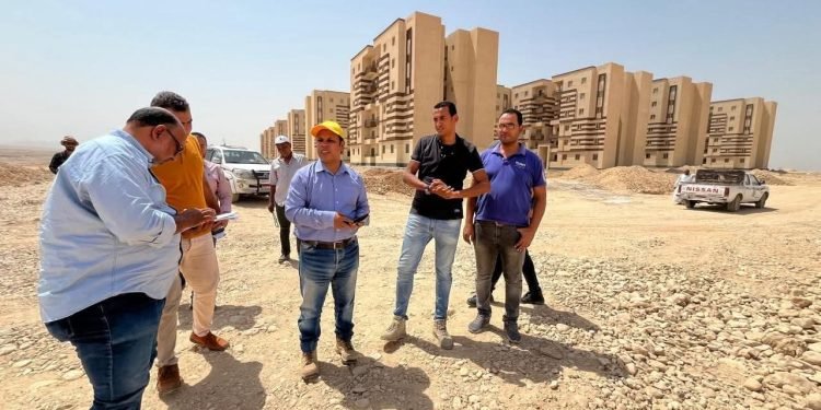 وزير الإسكان يتفقد مشروعات الإسكان والمرافق والخدمات بمدينة قنا الجديدة