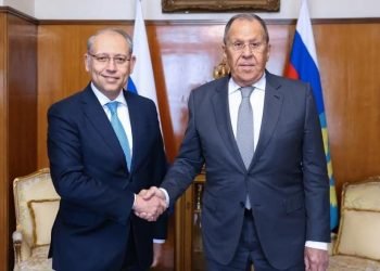 وزير الخارجية الروسي سيرجي لافروف يستقبل السفير المصري