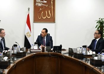 رئيس الوزراء يناقش جهود تطوير العمل الإداري وخطط الإصلاح