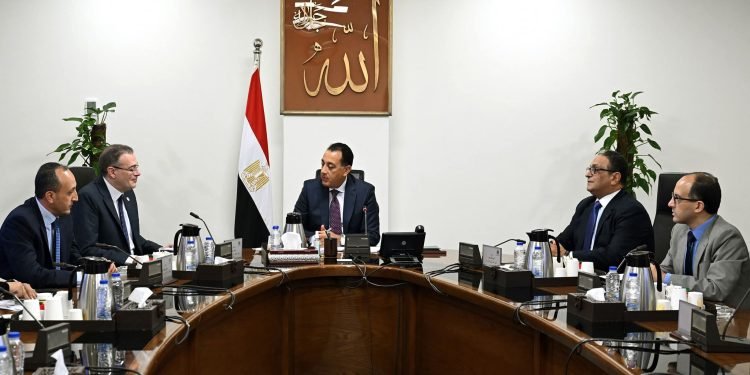 رئيس الوزراء يناقش جهود تطوير العمل الإداري وخطط الإصلاح