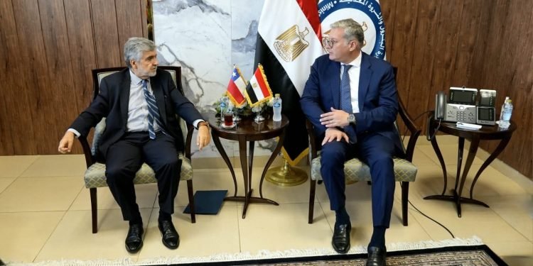 وزير البترول يستقبل سفير تشيلي ووفد شركة إيناب سيبترول