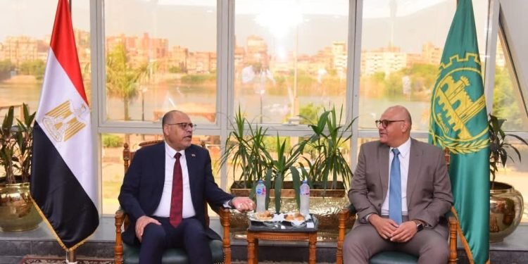 وزير العمل يبحث مع محافظ القليوبية تفعيل سبل التعاون في الملفات المشتركة