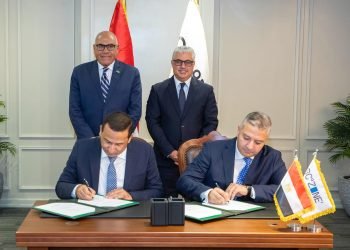 اقتصادية قناة السويس توقع مشروعين جمركيين جديدين باستثمارات 4.2 مليون