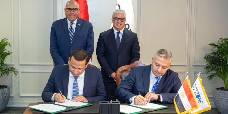 اقتصادية قناة السويس توقع مشروعين جمركيين جديدين باستثمارات 4.2 مليون