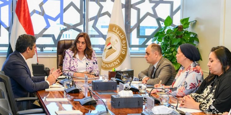 وزيرة التنمية المحلية تبحث الاستفادة من مخلفات التجمعات السكنية الجديدة