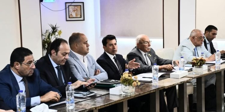 وزير الرياضة يناقش تطبيق قانون الرياضة الجديد مع الأندية
