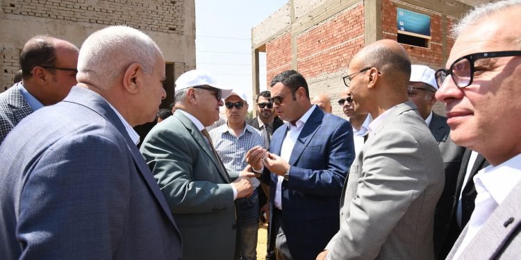 وزير الإسكان يتفقد مشروع السوق الحضارية بمدينة القاهرة الجديدة