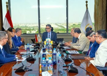 وزير التموين يجتمع برئيس شركة السكر لمتابعة خطط التطوير