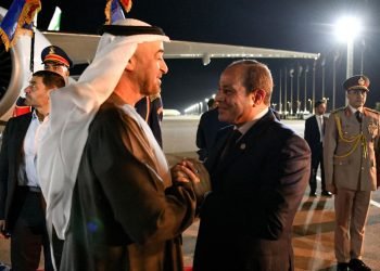 الرئيس السيسي يستقبل الشيخ محمد بن زايد بمطار العلمين