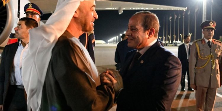 الرئيس السيسي يستقبل الشيخ محمد بن زايد بمطار العلمين