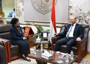 نائب وزير الصحة تبحث دور جامعة سوهاج بالقضية السكانية والولادات