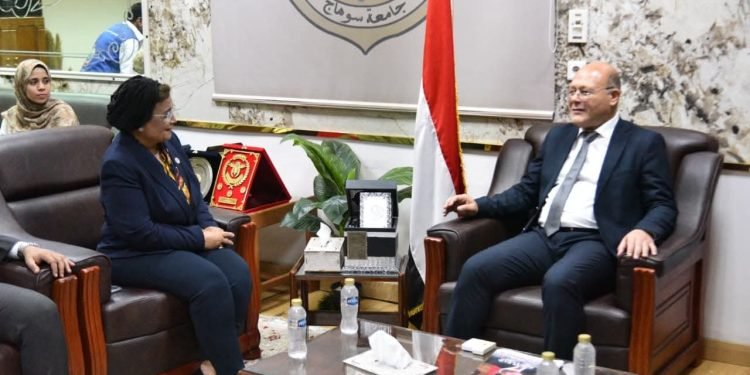 نائب وزير الصحة تبحث دور جامعة سوهاج بالقضية السكانية والولادات