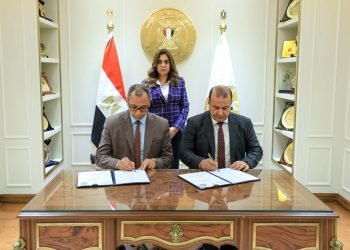 وزيرة التنمية المحلية توقع عقد توريد مجزرين متنقلين للمناطق النائية