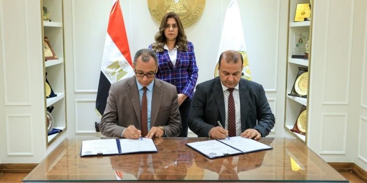 وزيرة التنمية المحلية توقع عقد توريد مجزرين متنقلين للمناطق النائية