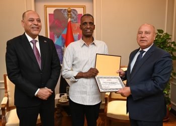 وزير الصناعة والنقل يكرم عامل مزلقان السادات