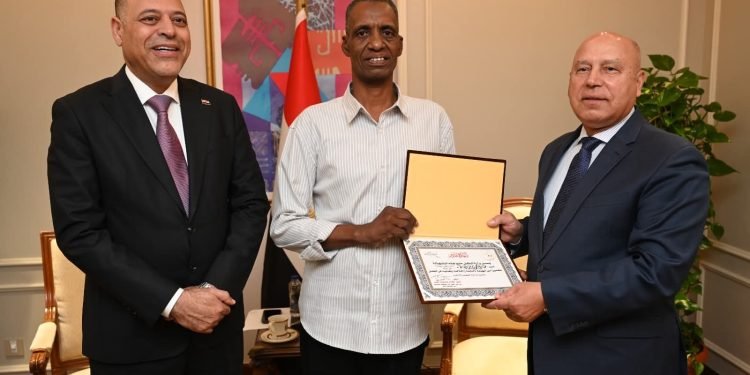 وزير الصناعة والنقل يكرم عامل مزلقان السادات