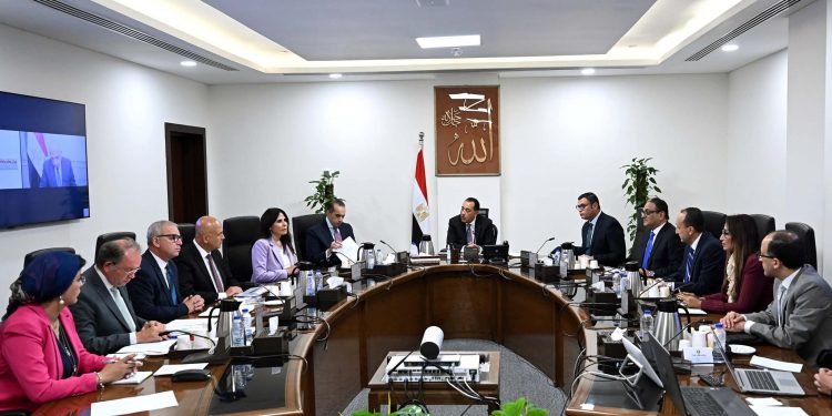 رئيس الوزراء يستعرض آليات تنفيذ مشروعات الكهرباء بالمدن الجديدة بنظام المشاركة مع القطاع الخاص