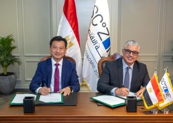 رئيس اقتصادية قناة السويس يوقع عقد مشروع إيفرفار الصينية للمنسوجات