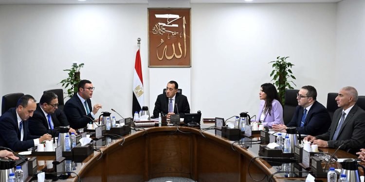 رئيس الوزراء يتابع مع وزير الإسكان مشروعات سكن لكل المصريين